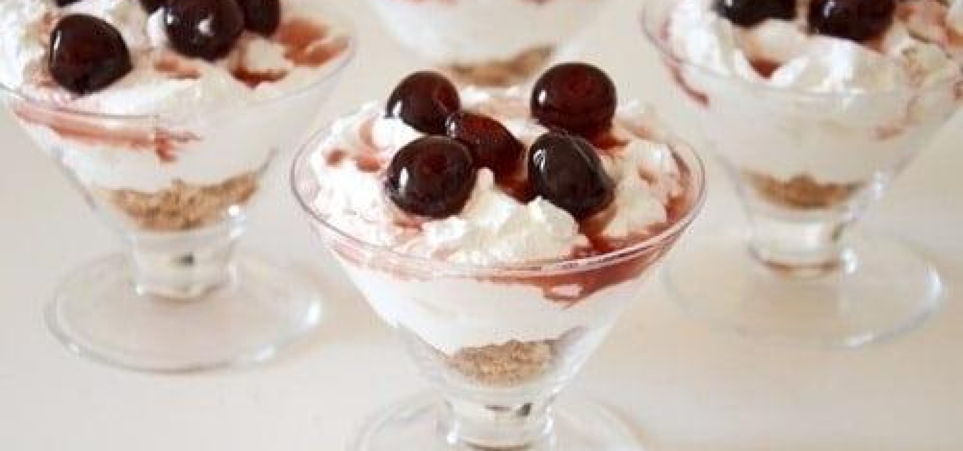 Ένα νόστιμο και δροσερό επιδόρπιο γιαουρτιού